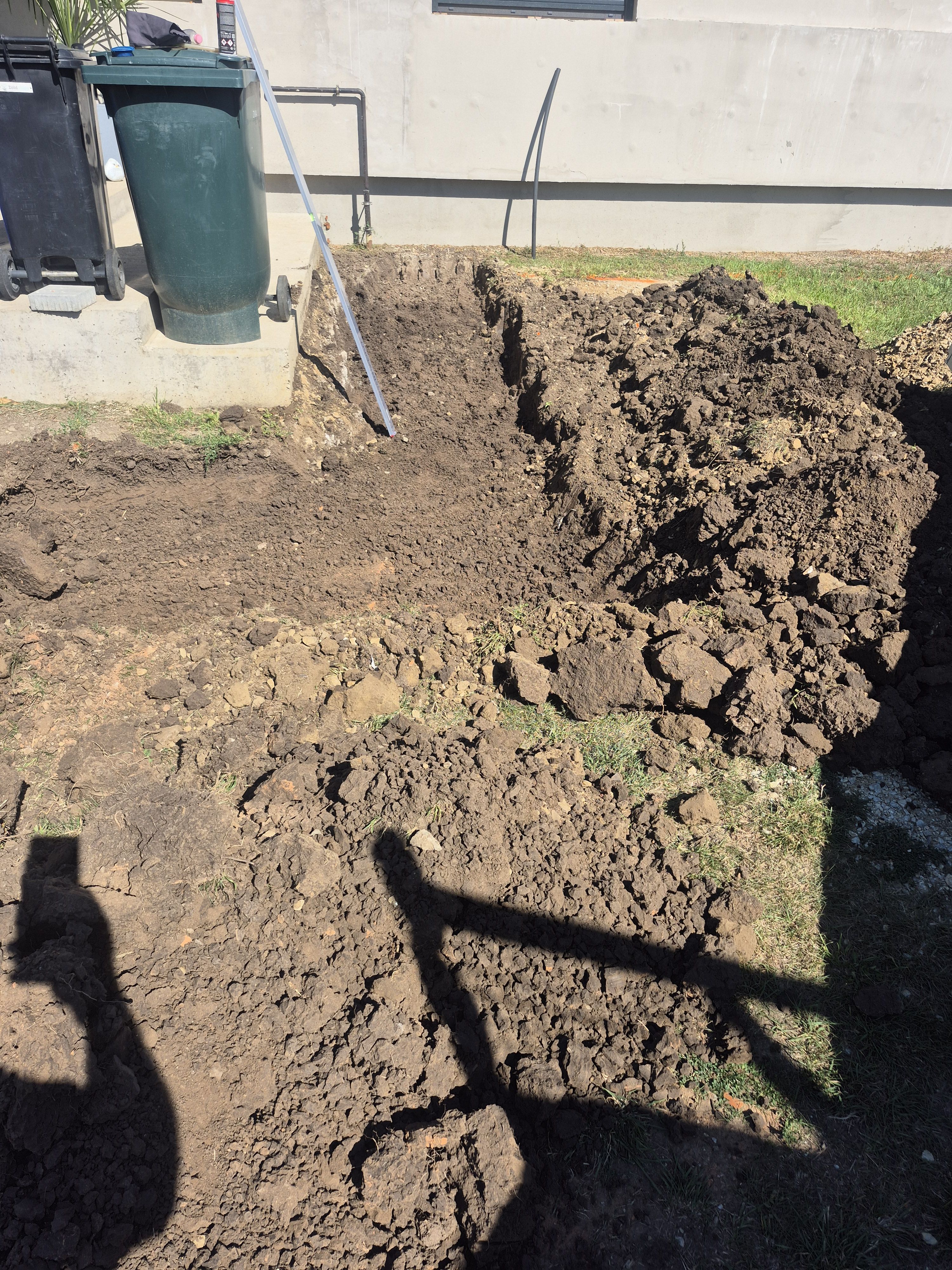 Családi ház körüli tereprendezés és alapkiemelés minikotróval